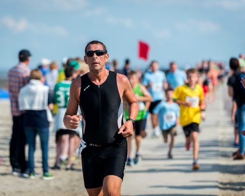 Läufer beim Friesencross mit Publikum 