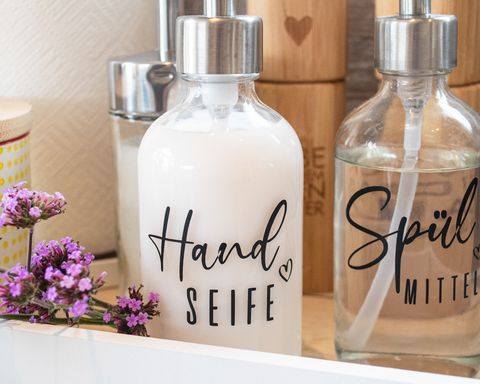 Spülmittel und Handseife auf einem kleinen Tablet