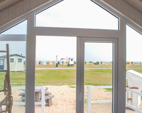 Großes Fenster mit Blick auf den Strand