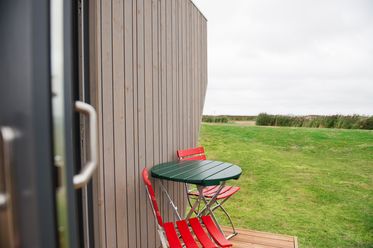 Tisch auf einer kleinen Terrasse