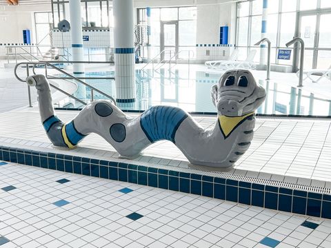 Wattwurm-Figur am Babybecken in der Friesland-Therme