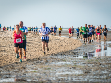 Läufer beim Friesencross im Watt