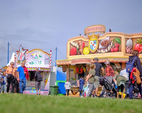 Stand mit gebrannten Mandeln und Eis 