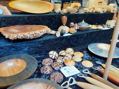 Verkaufsstand mit verschiedenen Produkten aus Holz