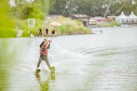 Mädchen auf Wasserski
