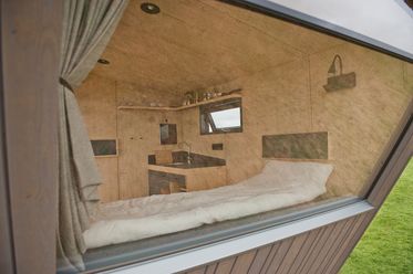 Blick in ein Tinyhaus durchs Fenster
