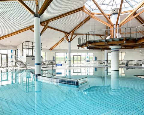 Schwimmbecken der Friesland-Therme