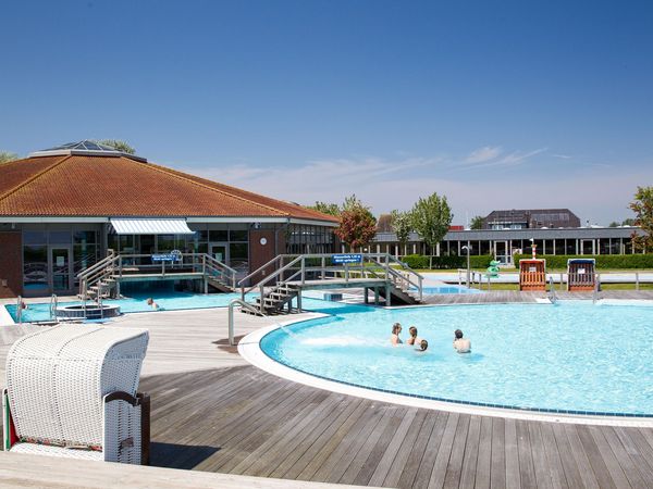 Außenbereich der Friesland-Therme mit Pool und Liegemöglichkeiten