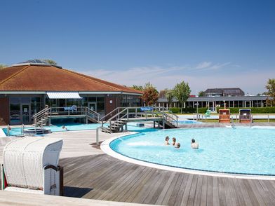 Außenbereich der Friesland-Therme mit Pool und Liegemöglichkeiten