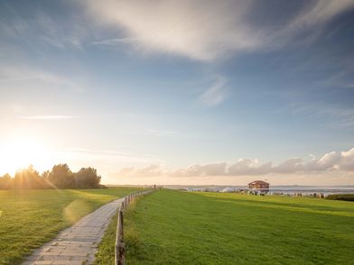 Strand Hooksiel mit Wiese und Weg im Vordergrund
