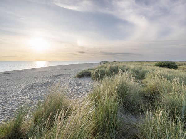 Strand mit Dünen im Sonnenuntergang