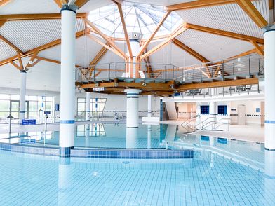 Schwimmbecken in der Friesland-Therme