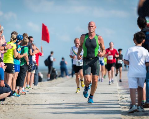 Läufer beim Friesencross mit Publikum 