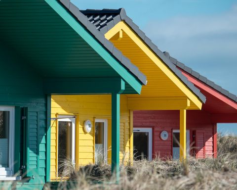bunte Ferienhäuser in den Dünen