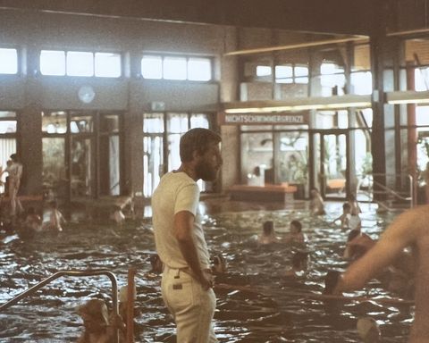Bademeister überwacht das Schwimmbecken. Altes Foto