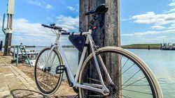 Fahrrad mit Hafenanlage im Hintergrund