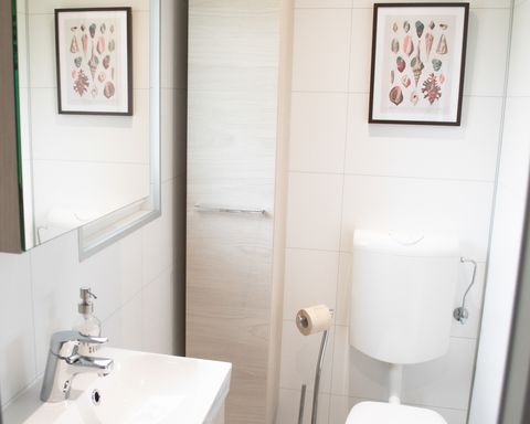 Kleines Badezimmer mit WC und Waschbecken
