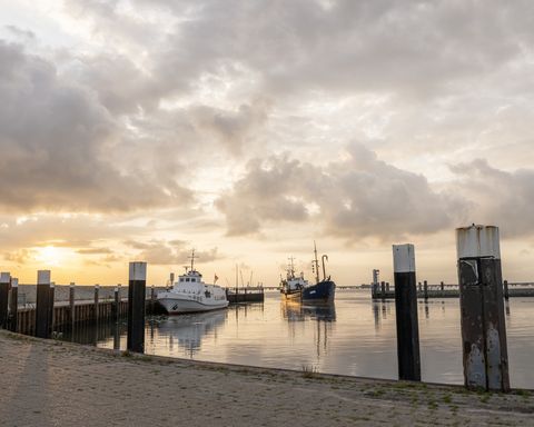 Außenhafen Hooksiel mit einlaufendem Boot