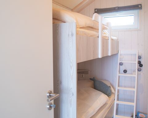 Etagenbett in einem kleinen Zimmer