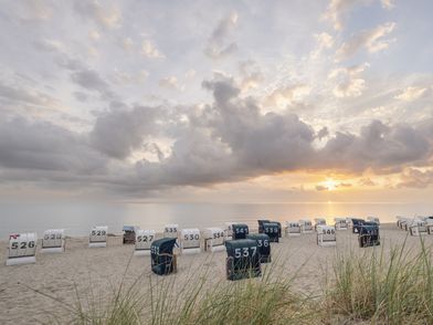 Strand mit Strandkörben im Sonnenuntergang