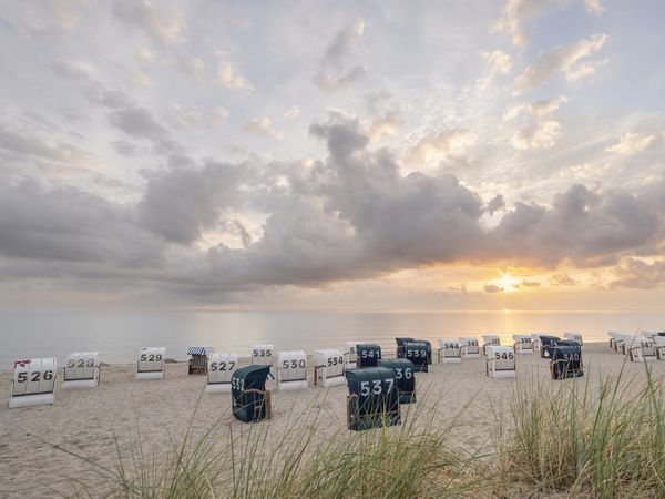 Strand mit Strandkörben im Sonnenuntergang