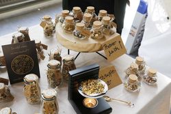 Verkaufsstand mit Räucherkräutern