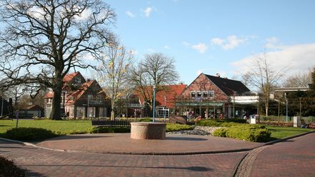Dorfplatz Horumersiel mit Brunnen in der Mitte