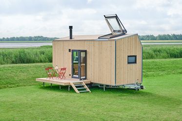 Green Tiny House mit Meer im Hintergrund