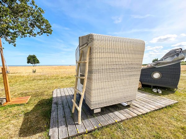 Strandkorbsauna und Schlafstrandkorb mit Blick aufs Meer