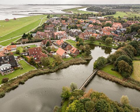 Luftaufnahme von Horumersiel mit dem Kolk im Vordergrund