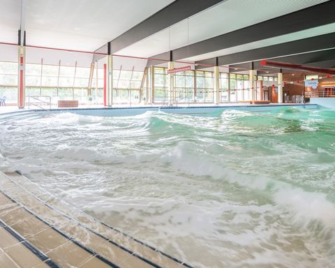 großes Schwimmbecken im Meerwasser-Hallenwellenbad