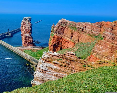 Lange Anna auf Helgoland. Klippen mit freistehendem Fels und Meer im Hintergrund