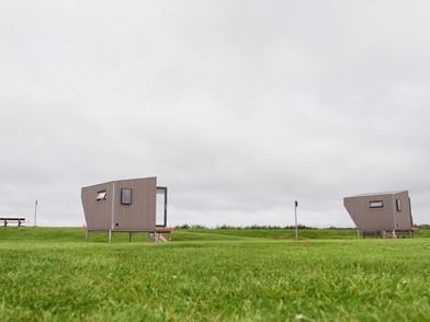 Zwei Tinyhäuser auf einer Wiese