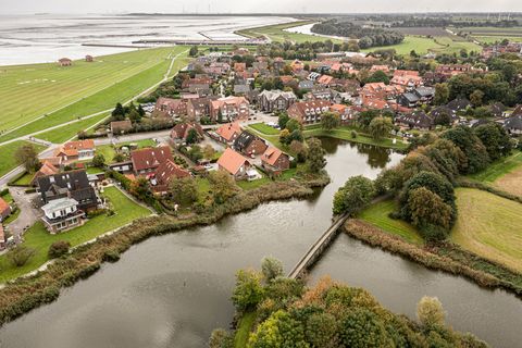 Drohnenaufnahme von Horumersiel über den Kolk mit Deich und Wattenmeer im Hintergrund