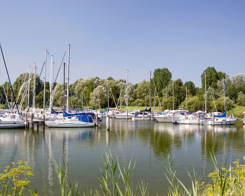 Segelboote in einem kleinen Hafen