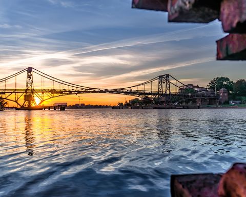 Die Kaiser-Wilhelm-Brücke in Wilhelmshaven bei Sonnenuntergang
