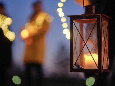 Laterne mit Lichterketten im Hintergrund