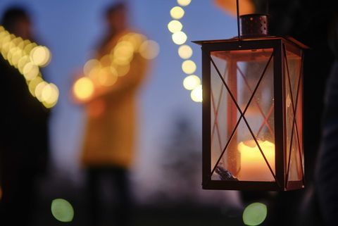 Laterne mit Lichterketten im Hintergrund