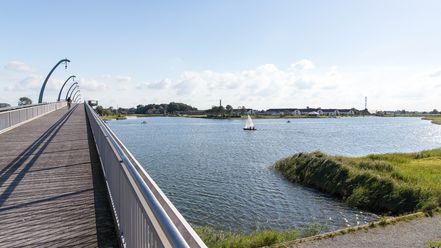 Brücke am Wangermeer mit Blick aufs Wangermeer