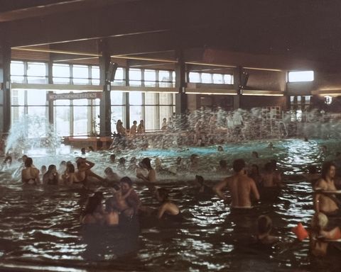 Altes Bild von einem vollen Schwimmbecken im Meerwasser-Hallenwellenbad