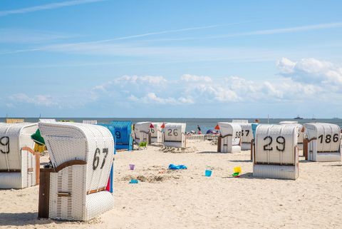 Strand mit Strandkörben und Sandspielzeug