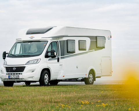 Wohnmobil auf einer Wiese