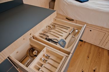 Schublade mit Besteck und Küchenutensilien