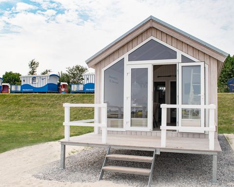 Ferienhaus "Strandhuus" in Schillig mit den Nordsee Karren im Hintergrund