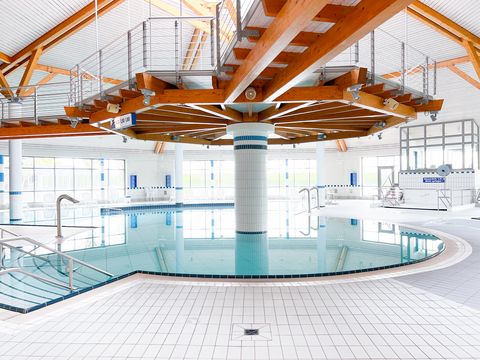 Schwimmbecken in der Friesland-Therme