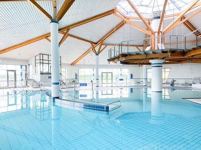 Schwimmbecken in der Friesland-Therme