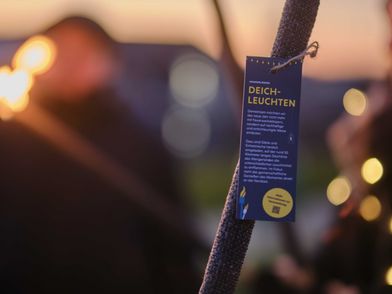 Fackelstab mit Erklärungszettel Deichleuchten