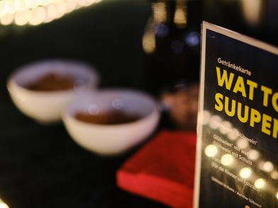 Eine Getränkekarte und Schüsseln im Hintergrund