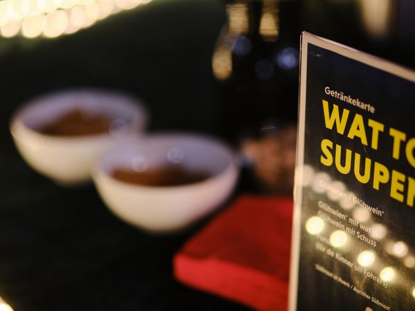 Eine Getränkekarte und Schüsseln im Hintergrund