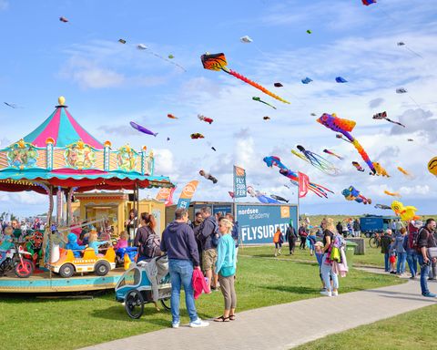 Karussell mit Drachen im Hintergrund